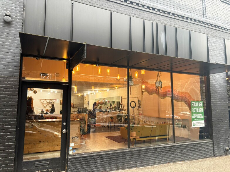 More Photos Of 537 SW 12th Ave, Portland Storefront For Lease