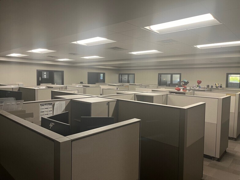 More Photos Of 908 W 35th St, Davenport Office For Sale
