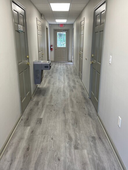 More Photos Of 855 Willow Tree Cir, Cordova Office For Lease