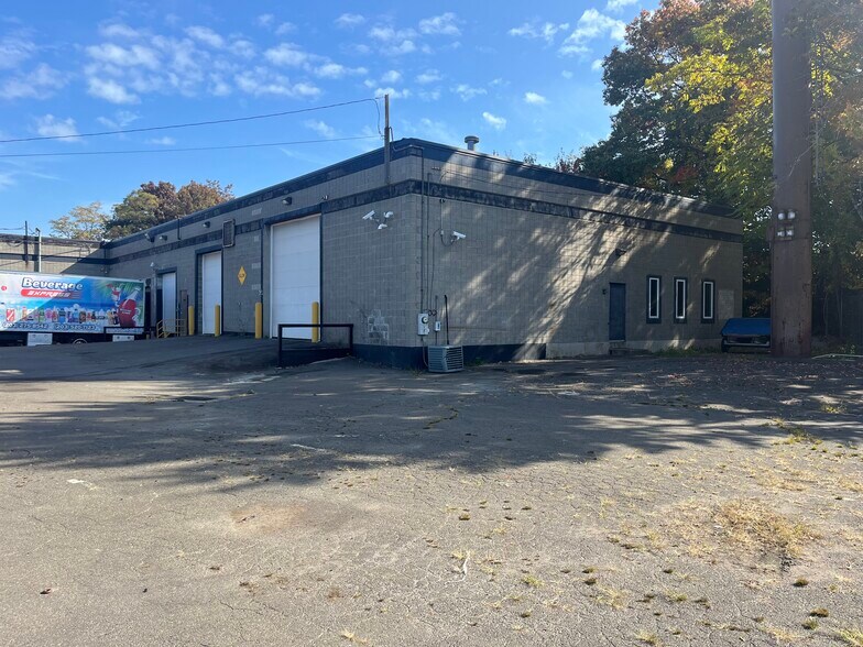 More Photos Of 300 Avon St, Stratford Warehouse For Lease
