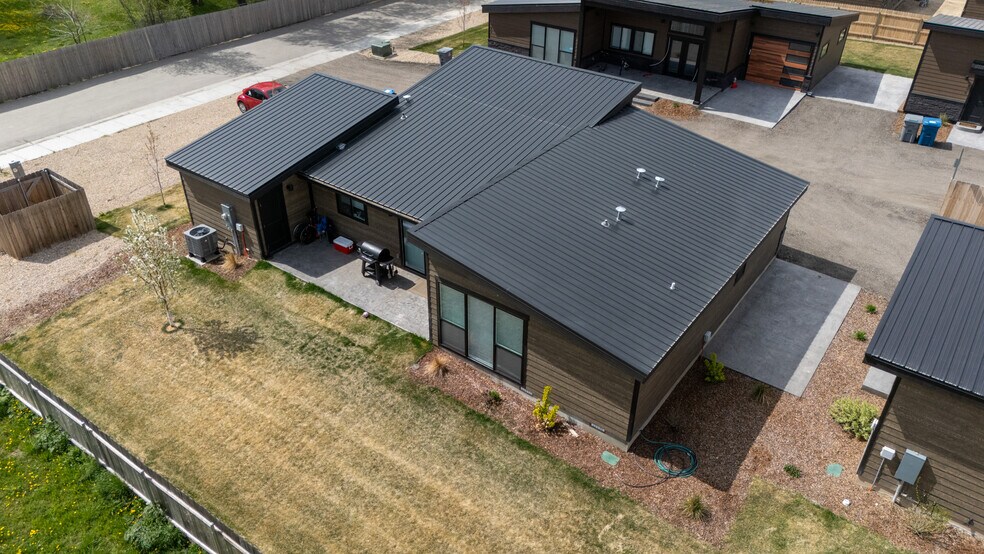 More Photos Of 384-388 W London St, Middleton Specialty For Sale
