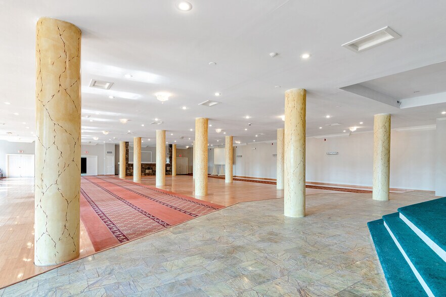 More Photos Of 2613 W Hunting Park Ave, Philadelphia Light Distribution For Lease
