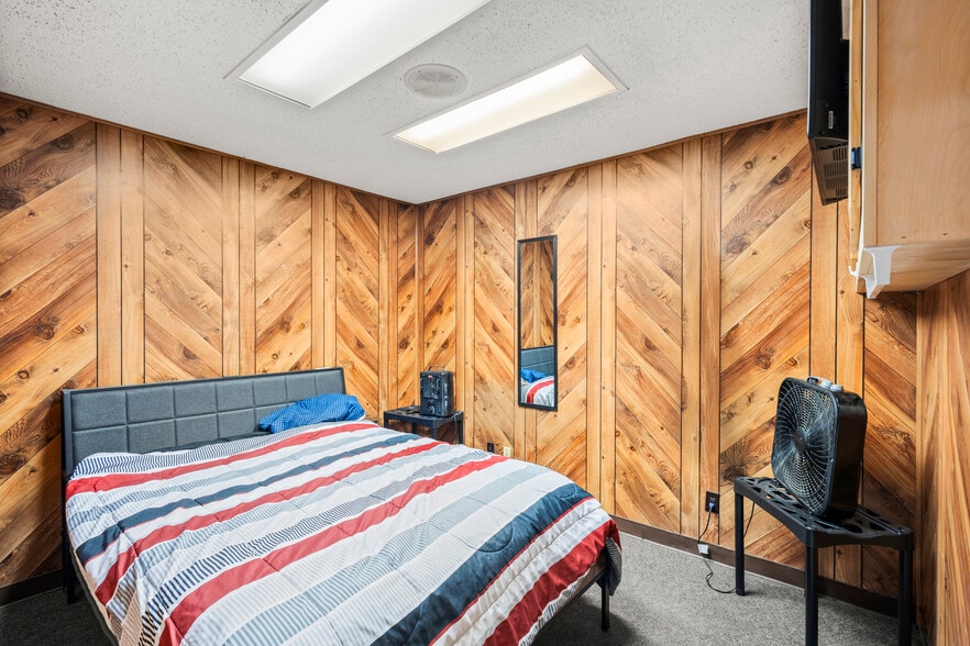 More Photos Of 502 N State Highway 342, Red Oak Industrial For Sale