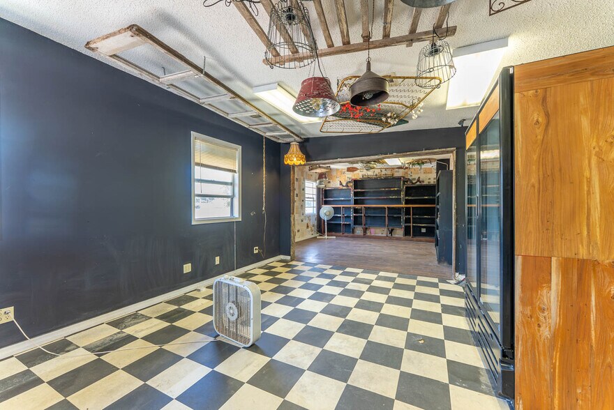 More Photos Of 15 Main St, Mammoth Spring Service Station For Sale