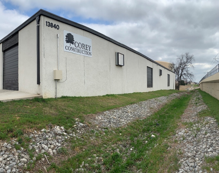 More Photos Of 13840 Denton Dr, Farmers Branch Warehouse For Lease