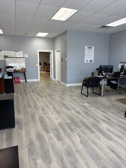 More Photos Of 3769 Acline Rd, Punta Gorda Showroom For Lease