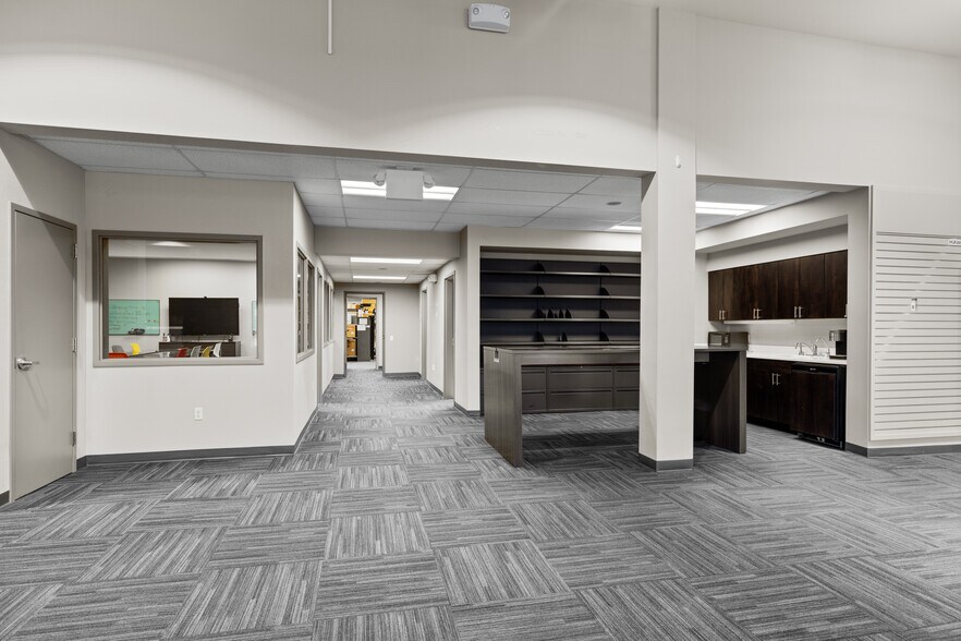 More Photos Of 115 1/2 W Wyoming St, Kalispell Showroom For Lease