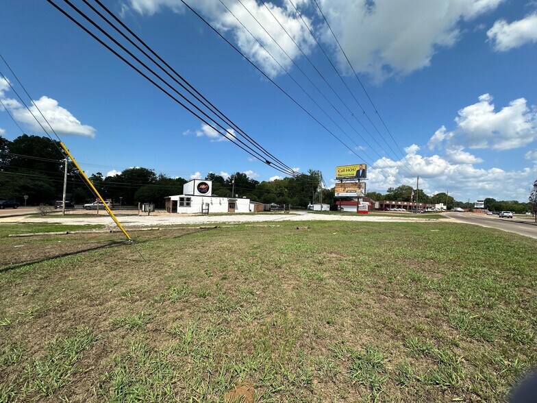 More Photos Of 106 Avenue of Patriots St, Starkville Restaurant For Sale