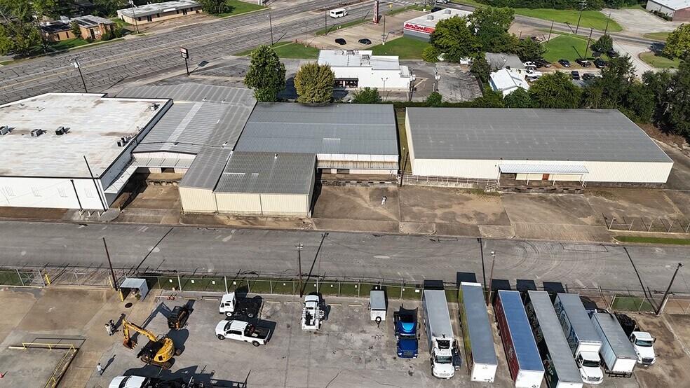 More Photos Of 1905 W Gentry Pky, Tyler Warehouse For Lease