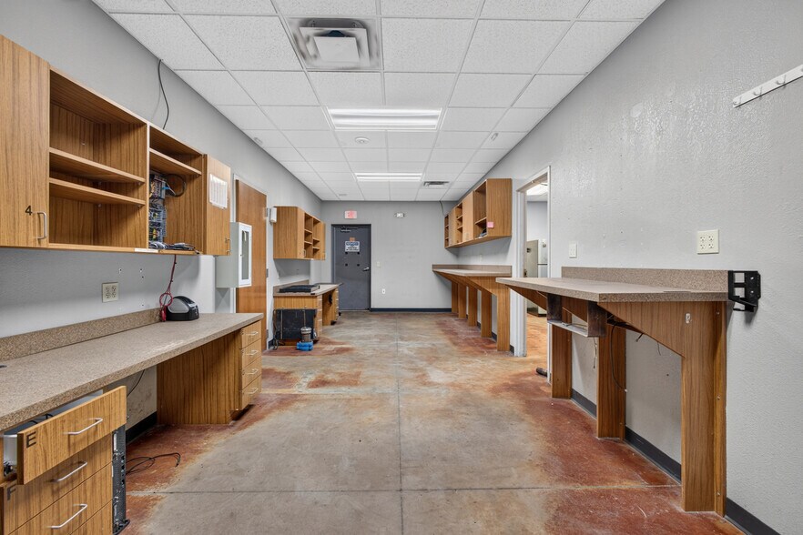 More Photos Of 906 S Eastern Ave, Elk City Warehouse For Sale