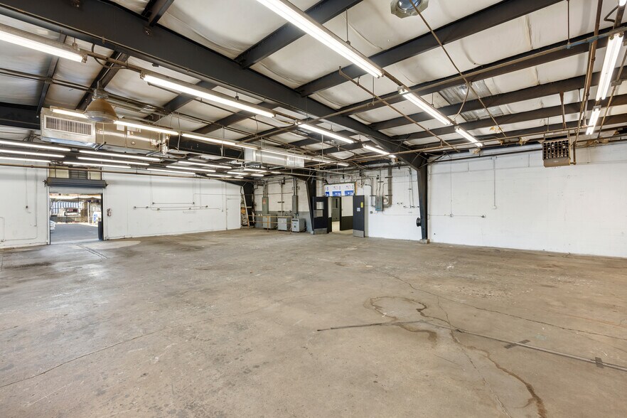 More Photos Of 1570 W Mission Blvd, Pomona Manufacturing For Lease