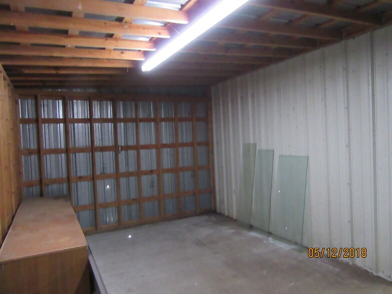 More Photos Of 205 NE Loop 230, Smithville Warehouse For Lease