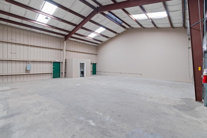 More Photos Of 743 Wesley Ave, Tarpon Springs Warehouse For Lease