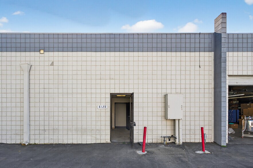 More Photos Of 8116-8144 Deering Ave, Canoga Park Warehouse For Lease