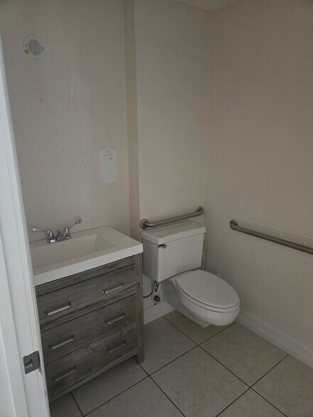 More Photos Of 3677 Central Ave, Fort Myers Medical For Lease
