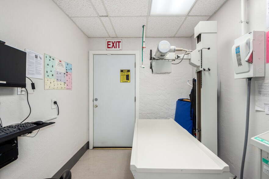 More Photos Of 20 W Dunlap Rd, Phoenix Veterinarian Kennel For Sale