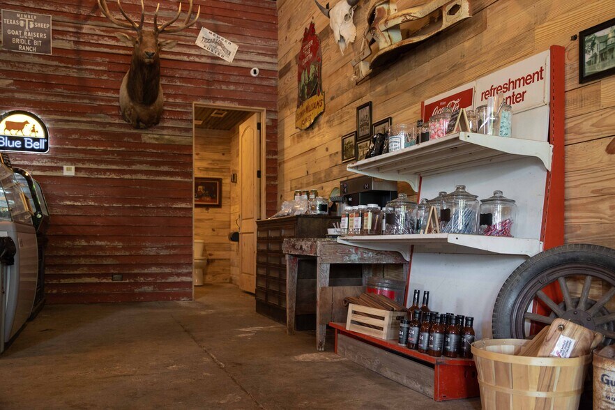 More Photos Of 622 Main st, Blanket Storefront Retail Office For Sale