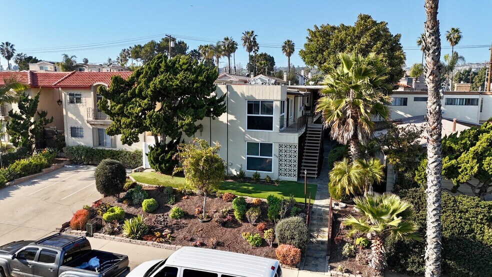 Primary Photo Of 2162 Thomas Ave, San Diego Apartments For Sale