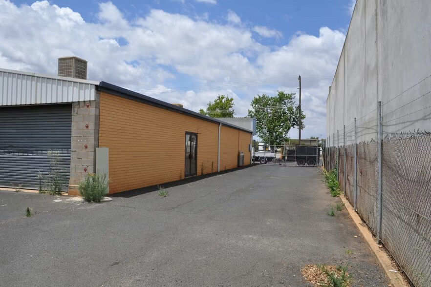 More Photos Of 98 Erskine St, Dubbo Showroom For Lease