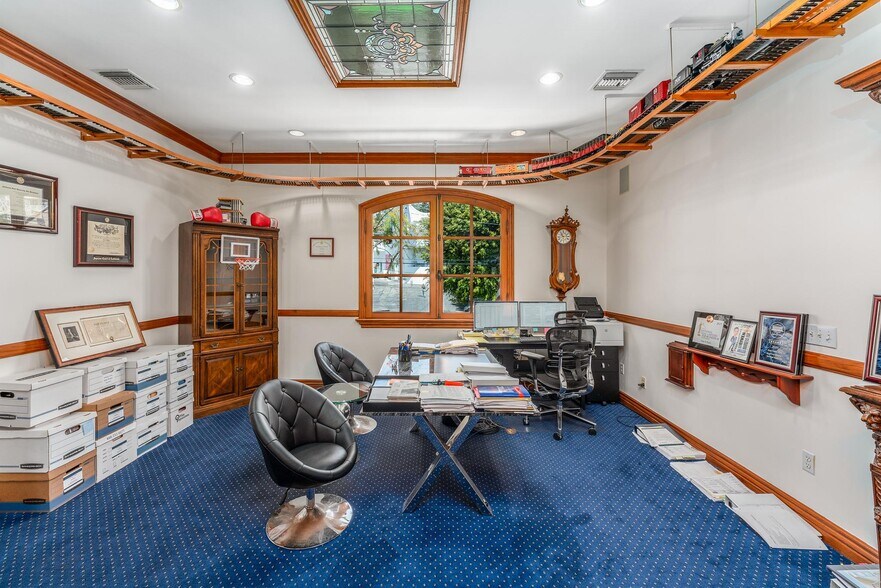 More Photos Of 8752 Holloway Dr, West Hollywood Office For Lease