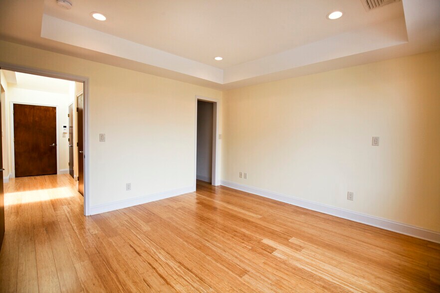 More Photos Of 266 Main St, Huntington Storefront For Lease