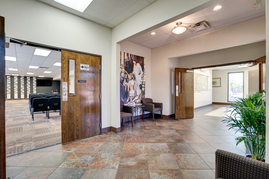 More Photos Of 8855 N Stemmons Fwy, Dallas Office For Sale