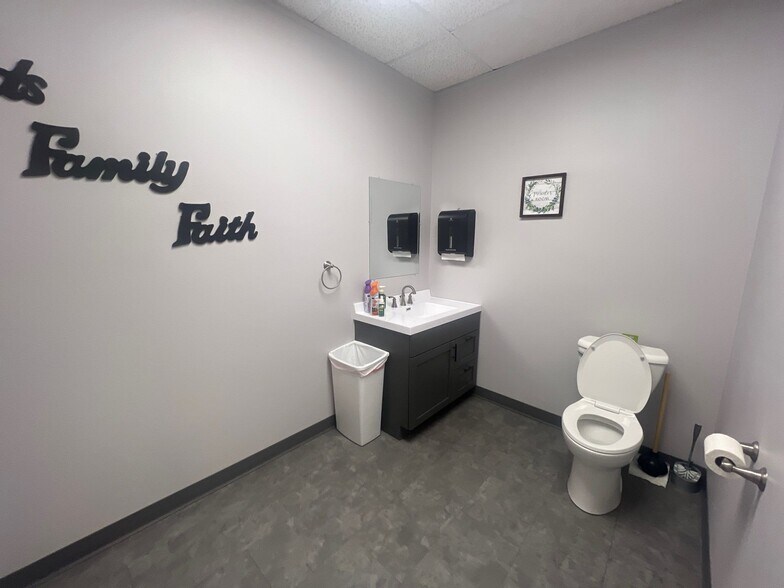 More Photos Of 123 1st St SE, Mason City Office For Sale