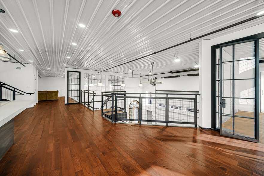 More Photos Of 2244 Ferry Rd, Naperville Flex For Sale