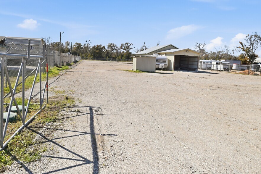 More Photos Of 12115 West Dr, Cypress Land For Lease