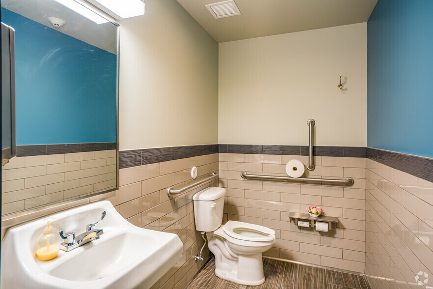 More Photos Of 5040 N 15th Ave, Phoenix Medical For Lease