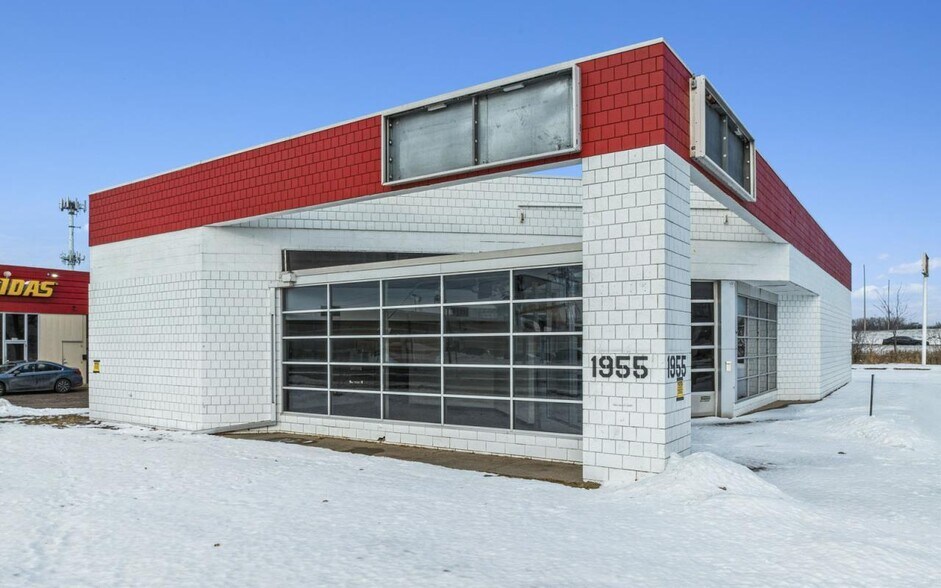 More Photos Of 1955 County Road D E, Maplewood Auto Repair For Sale