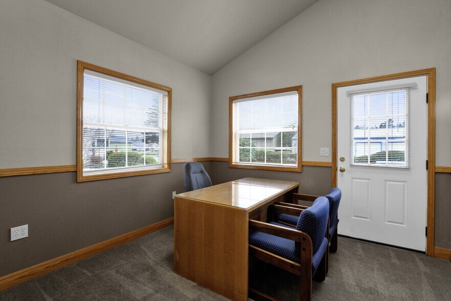 More Photos Of 1875 Highway 101, Florence Office For Sale