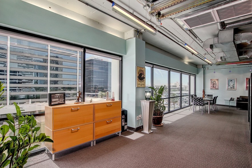 More Photos Of 3033 N Central Ave, Phoenix Office For Sale