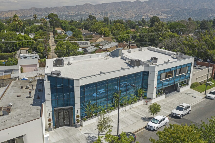 More Photos Of 2211 W Burbank Blvd, Burbank Office For Sale