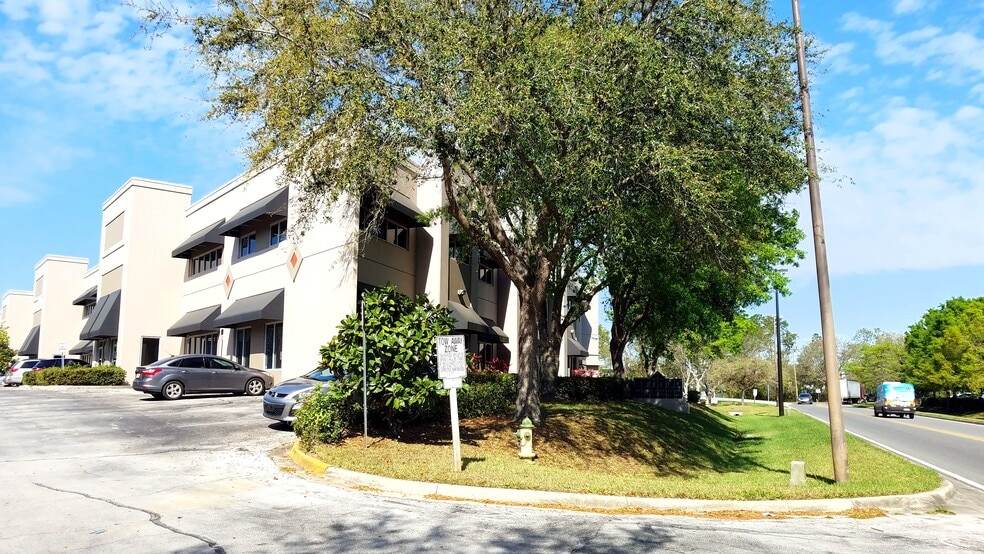 More Photos Of 7802 Kingspointe Pky, Orlando Office For Lease