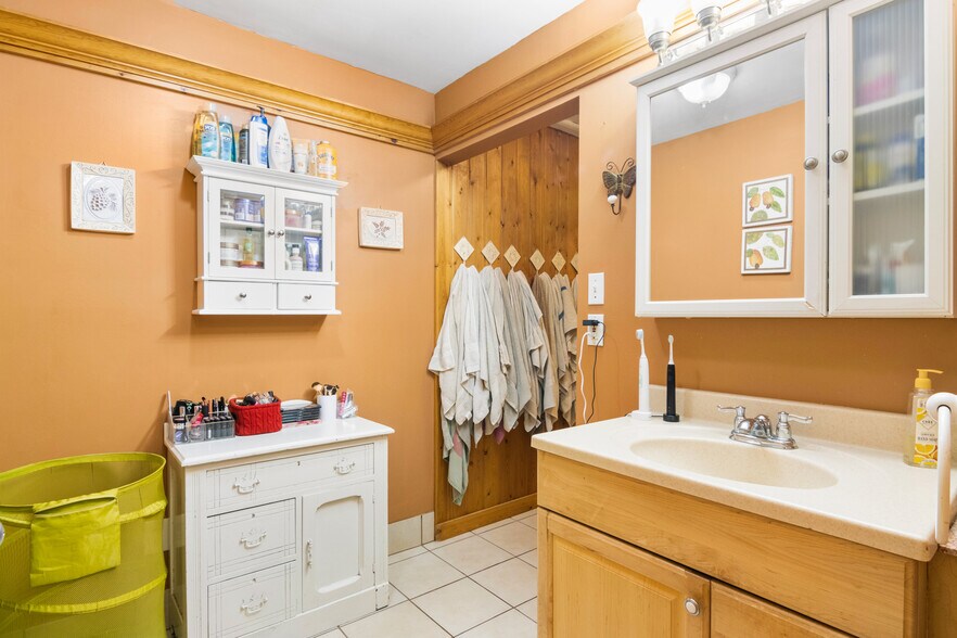 More Photos Of 4871 U.S. 31, Eastport Hotel For Sale