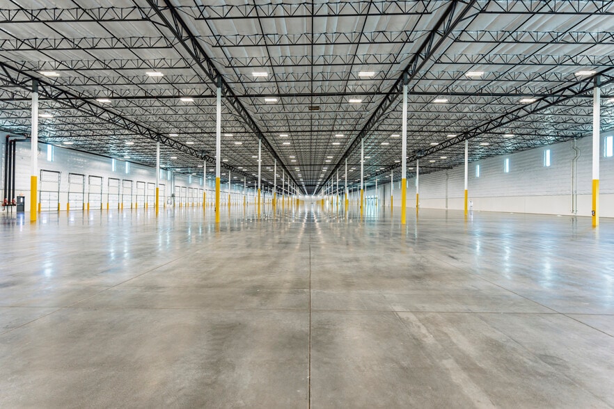 More Photos Of 6550 W Orangewood Ave, Glendale Warehouse For Lease