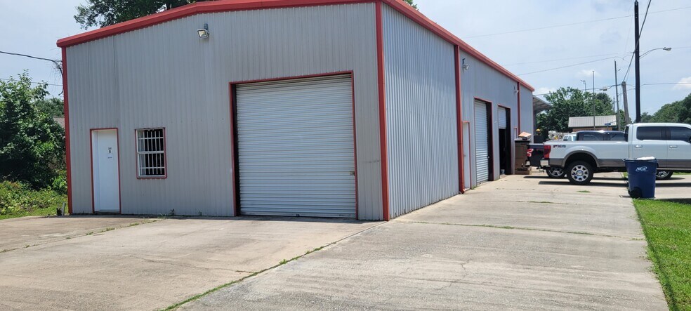 More Photos Of 340 Mechanic St, Tomball Light Distribution For Lease