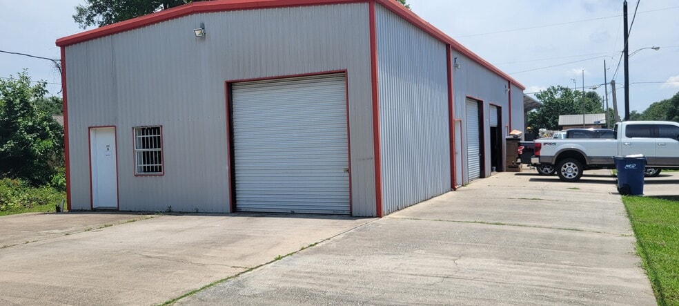 More Photos Of 340 Mechanic St, Tomball Light Distribution For Lease