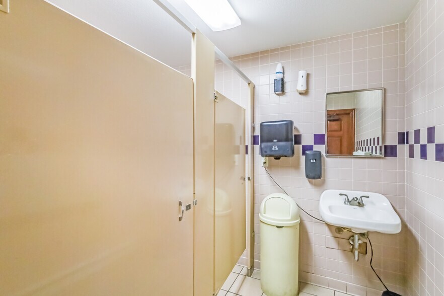 More Photos Of 2604 Custer St, Manitowoc General Retail For Sale