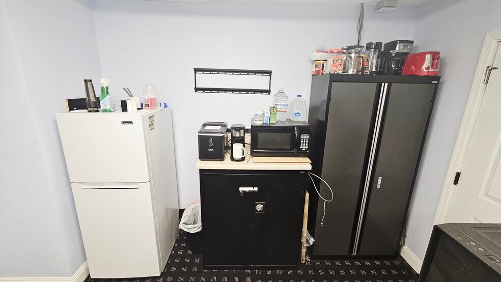 More Photos Of 306-308 Roberts Ln, Bakersfield Storefront Retail Residential For Sale