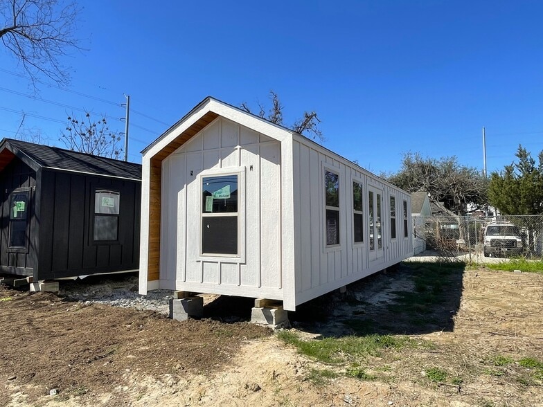 More Photos Of 427 Middle St, Houston Apartments For Sale