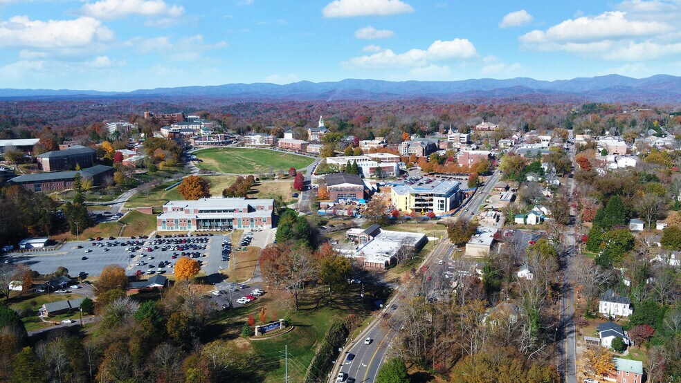 More Photos Of 20 Mountain Dr, Dahlonega Hotel For Sale