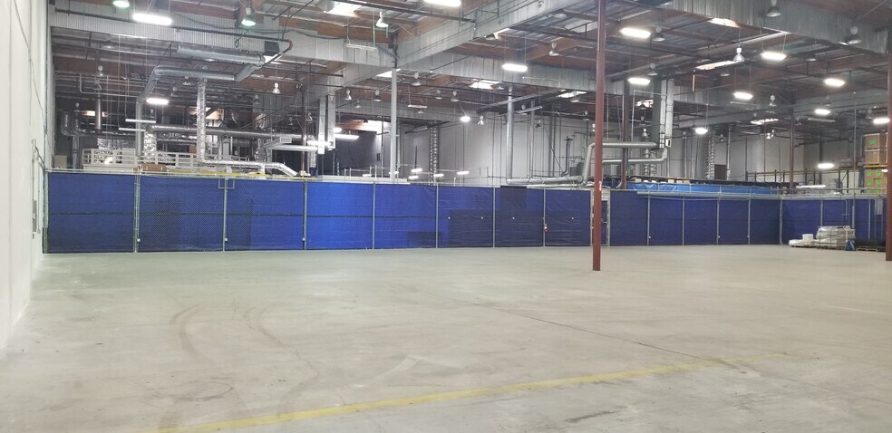 More Photos Of 2390 Ward Ave, Simi Valley Manufacturing For Lease