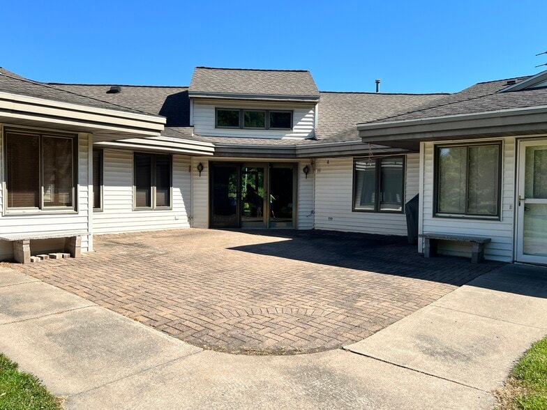More Photos Of 305-311 W Prospect St, Thorp Multifamily For Sale