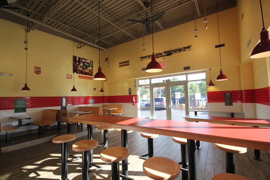 More Photos Of 500A Merrimack St, Lawrence Freestanding For Lease