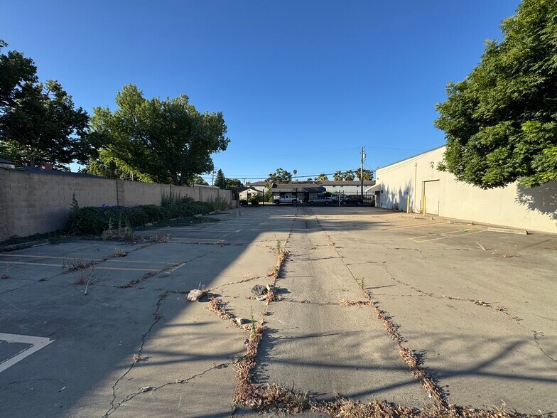 More Photos Of 1004 Mchenry Ave, Modesto Freestanding For Lease