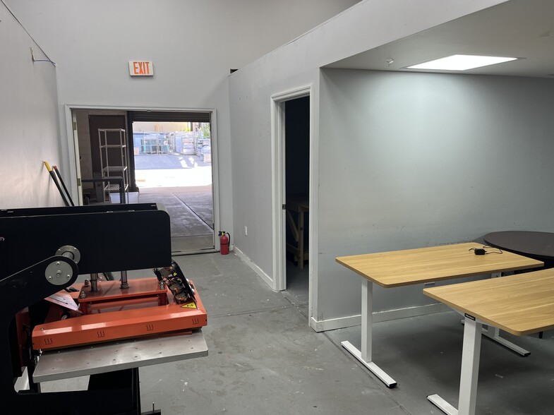 More Photos Of 87-89 Garden St, Westbury Warehouse For Lease