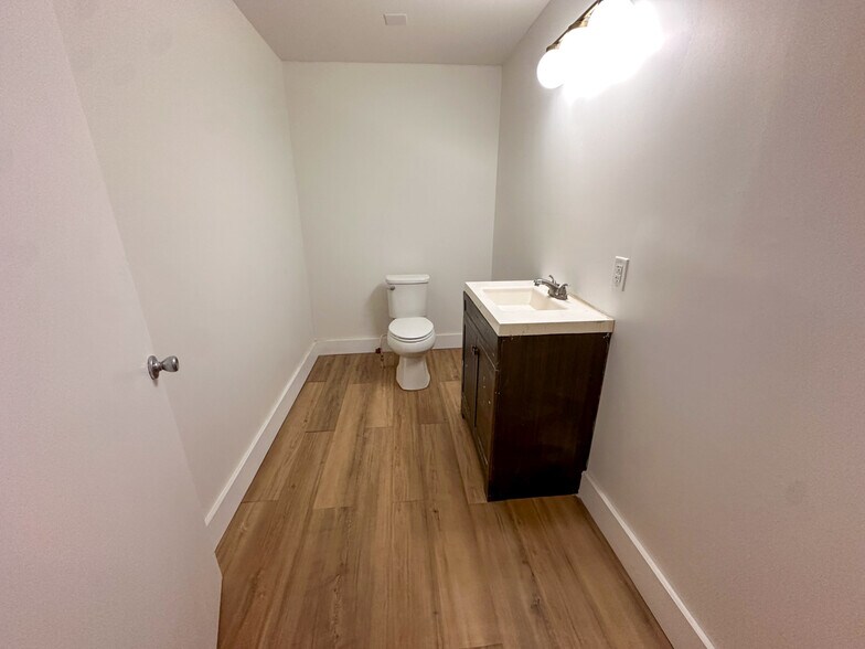 More Photos Of 2709 Westerville Rd, Columbus Light Manufacturing For Sale