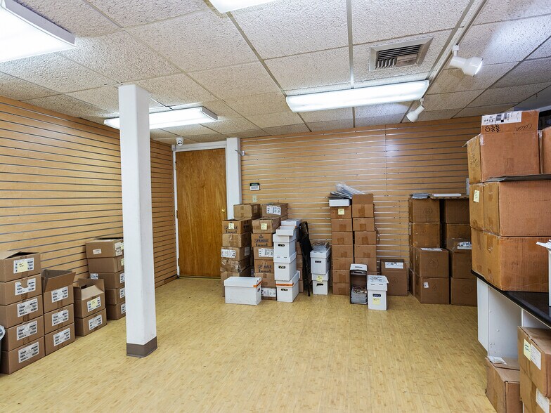 More Photos Of 4708-4710 W Magnolia Blvd., Burbank General Retail For Sale